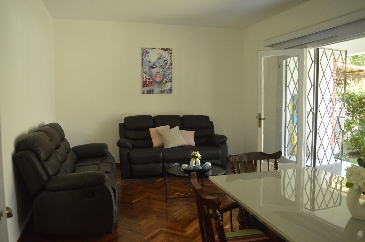 Sala de estar con sofás y decoración del Residencial Lumina