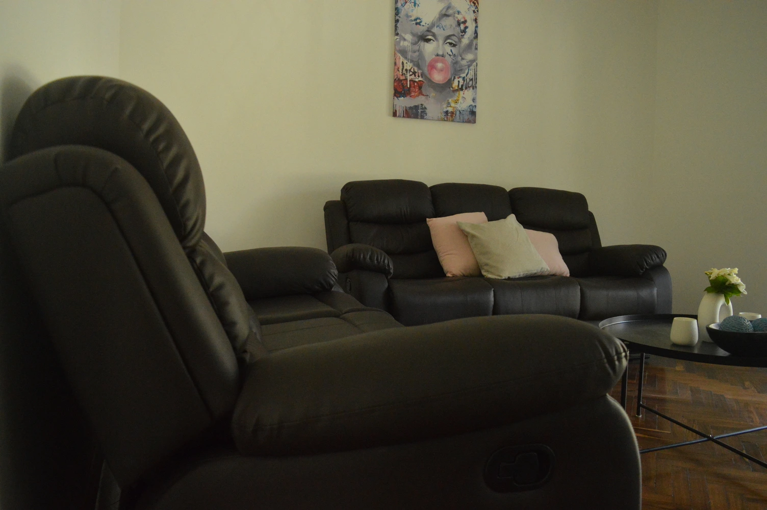 Baño con lavabo moderno y accesorios del Residencial Lumina