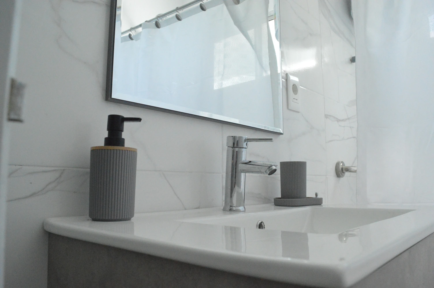 Jardín exterior con hortensias y vegetación del Residencial Lumina